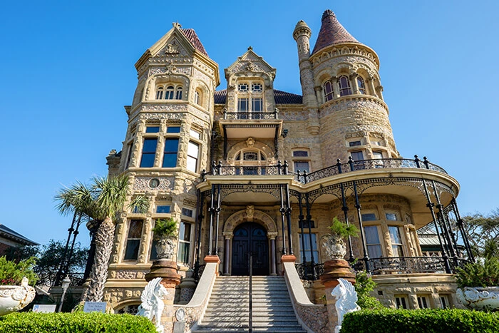 warm places to visit in January in USA